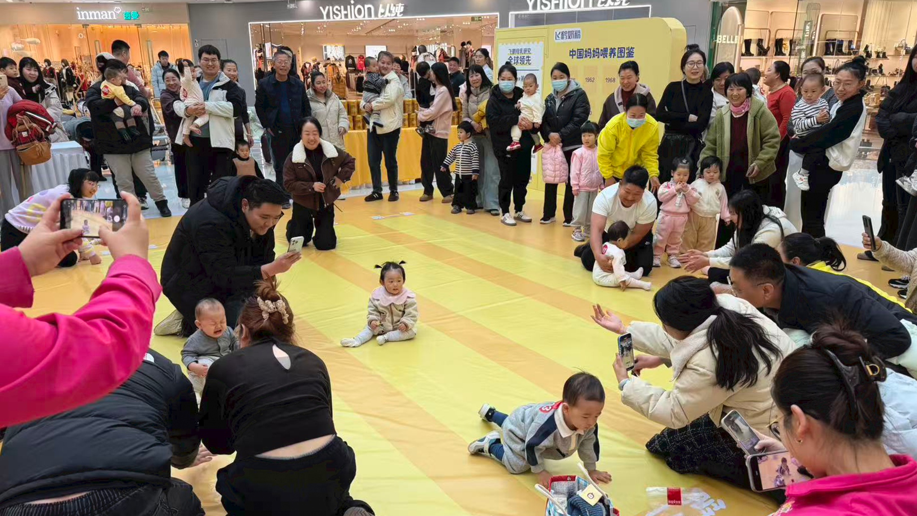 天津薊州萬(wàn)達(dá)廣場(chǎng)開(kāi)展萌寶爬爬賽活動(dòng)