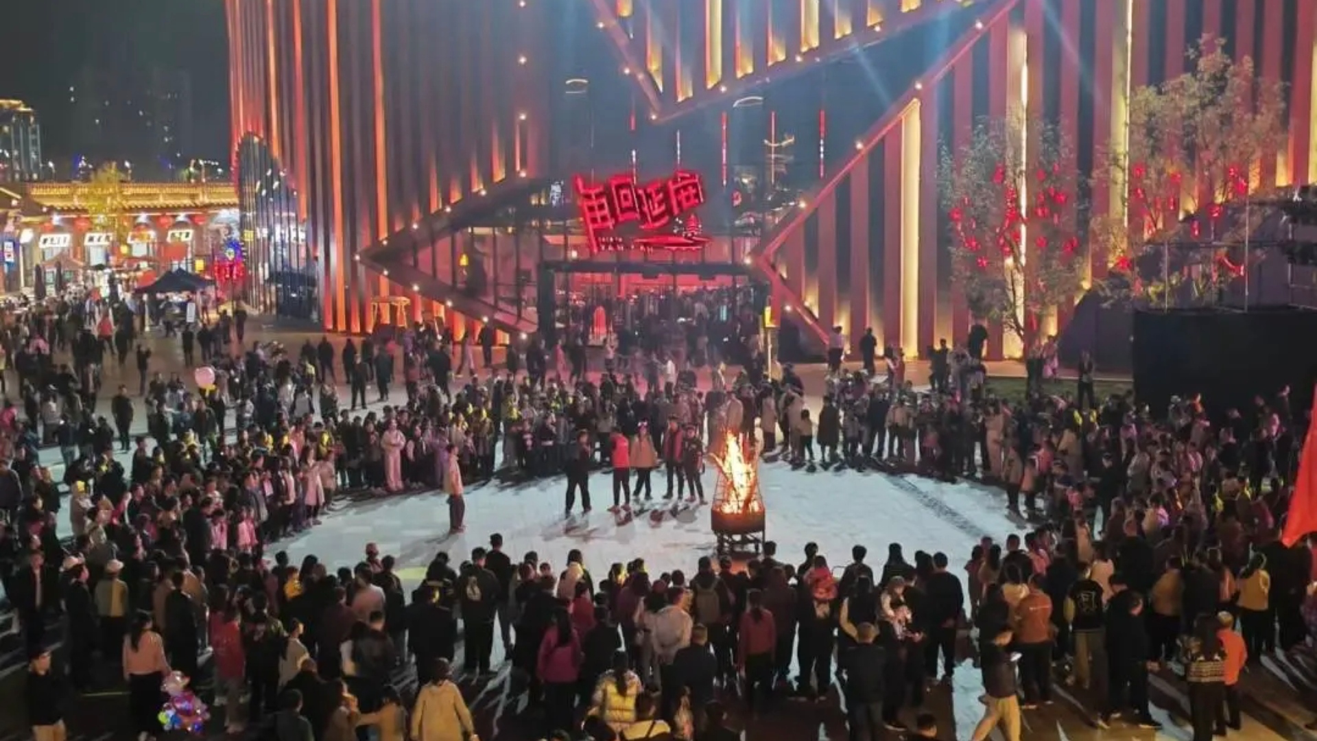 延安紅街舉辦“紅馬送福 點亮2026”元旦主題活動