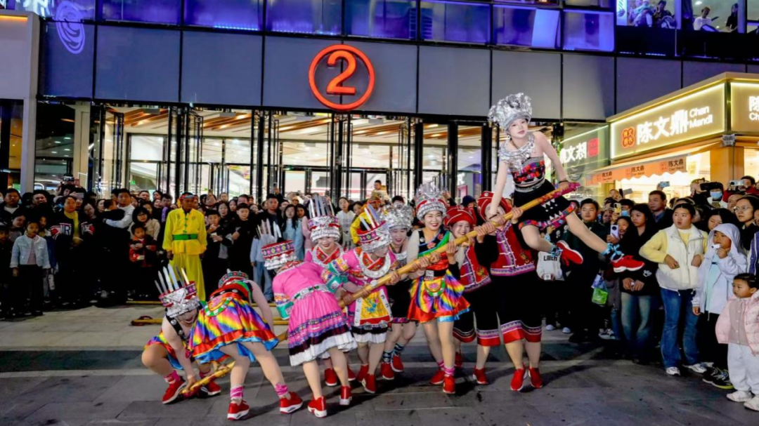 漳州臺(tái)商萬達(dá)廣場(chǎng)舉辦彝族打歌文化節(jié)