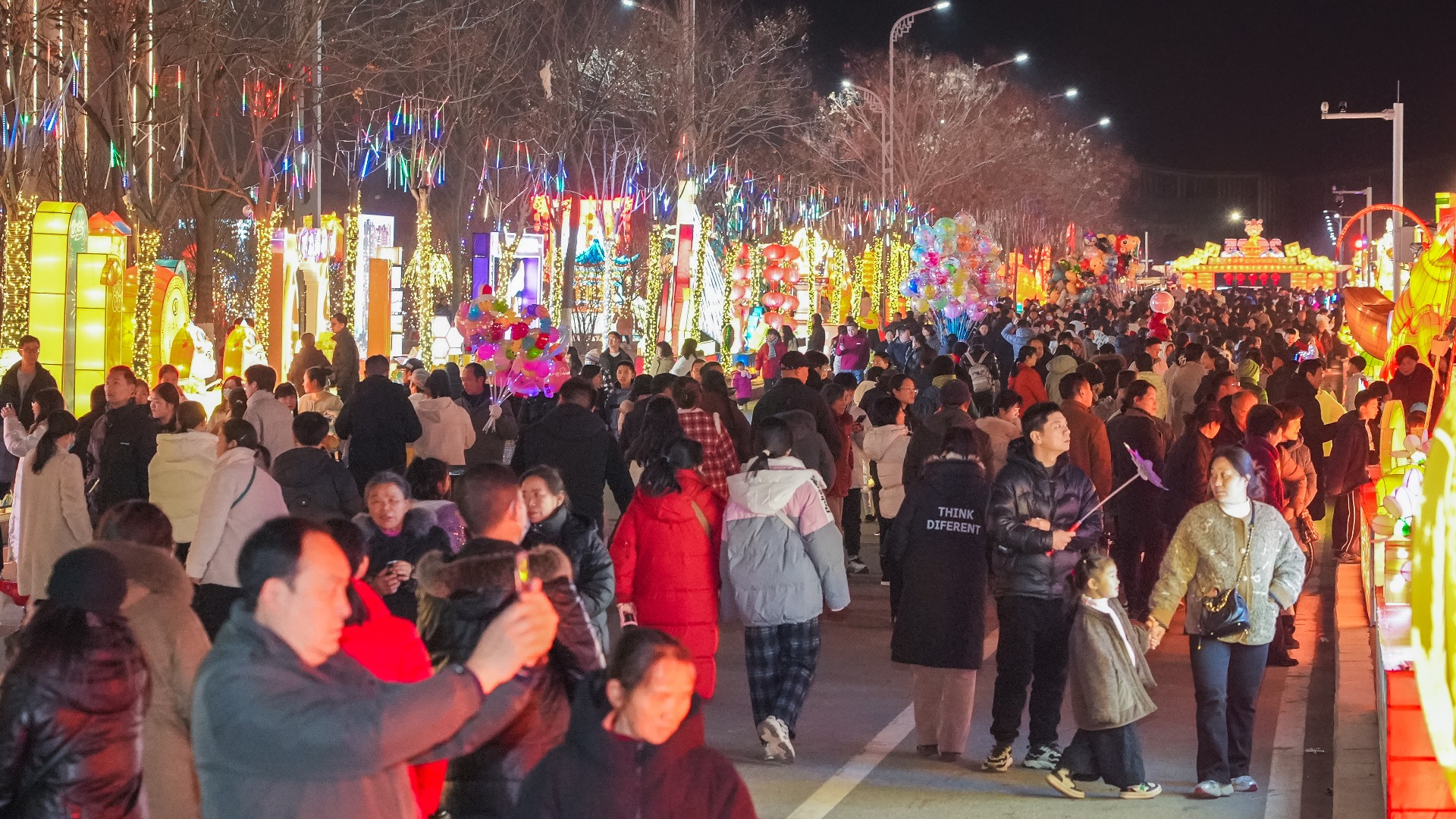 湖北潜江万达广场举办2026年非遗万人花灯节