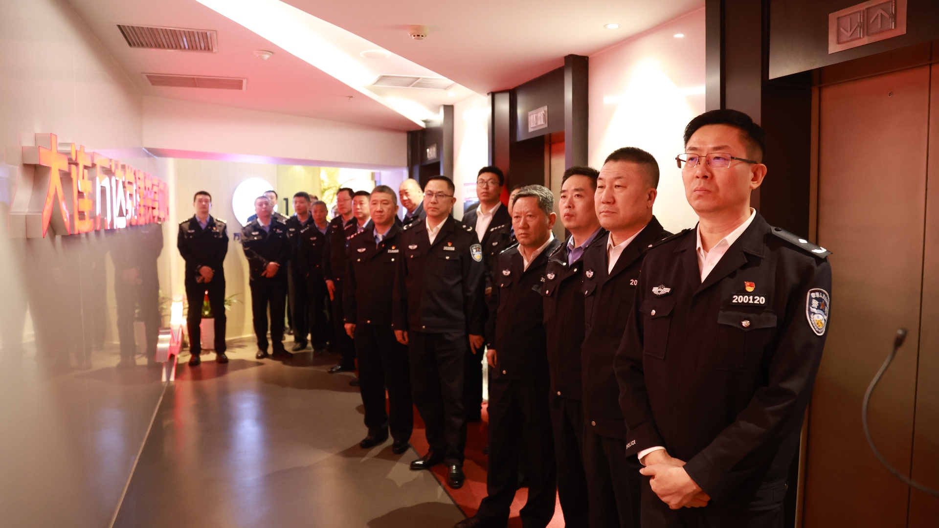 大連市公安局交通管理支隊赴萬達黨建中心開展學習教育活動