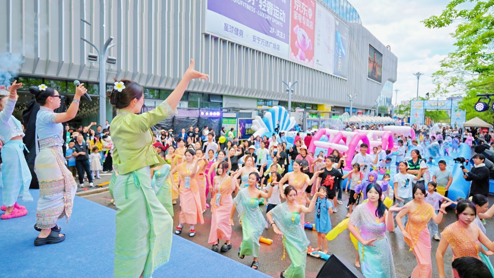 商管貴陽公司打造風情潑水節