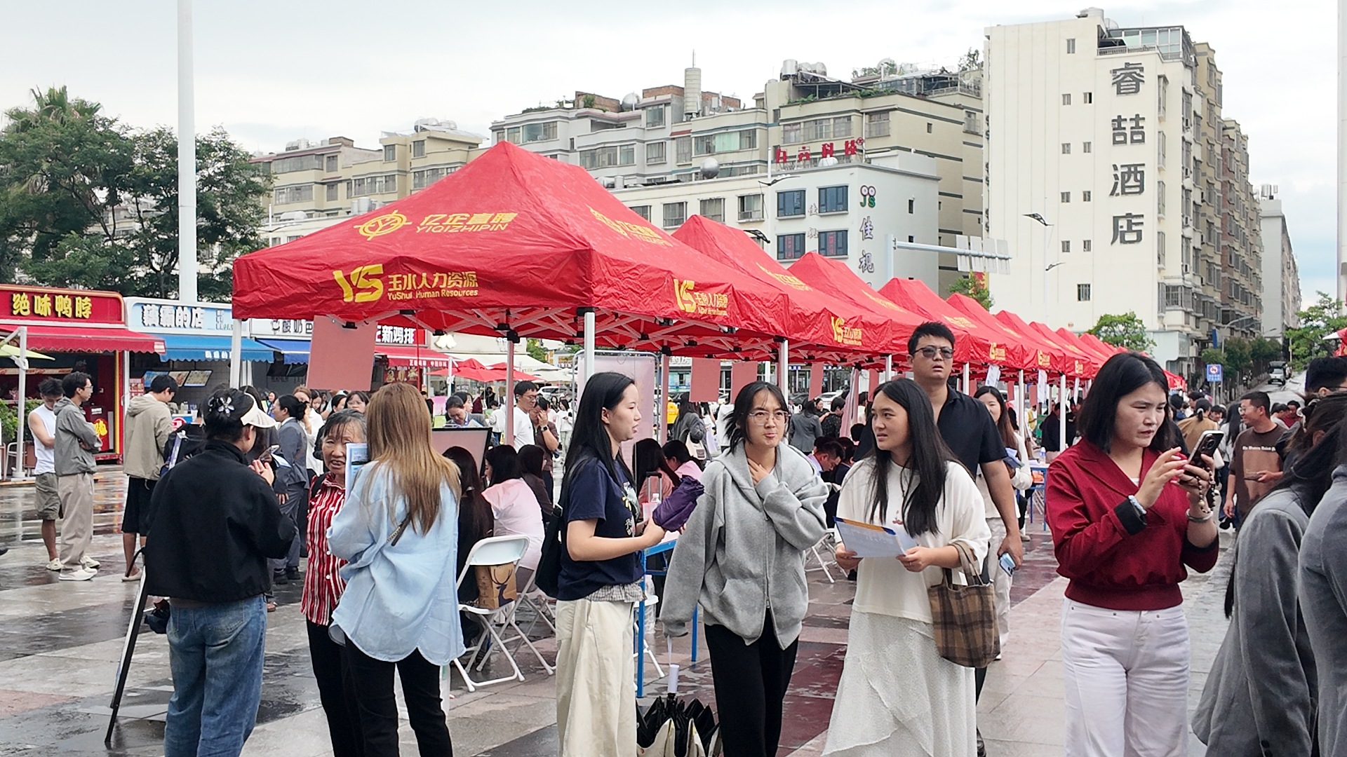 曲靖麒麟万达广场举办毕业季专场招聘会