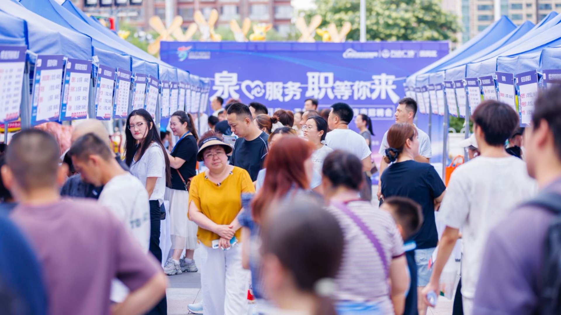 呼市回民区万达广场举办夏季招聘会