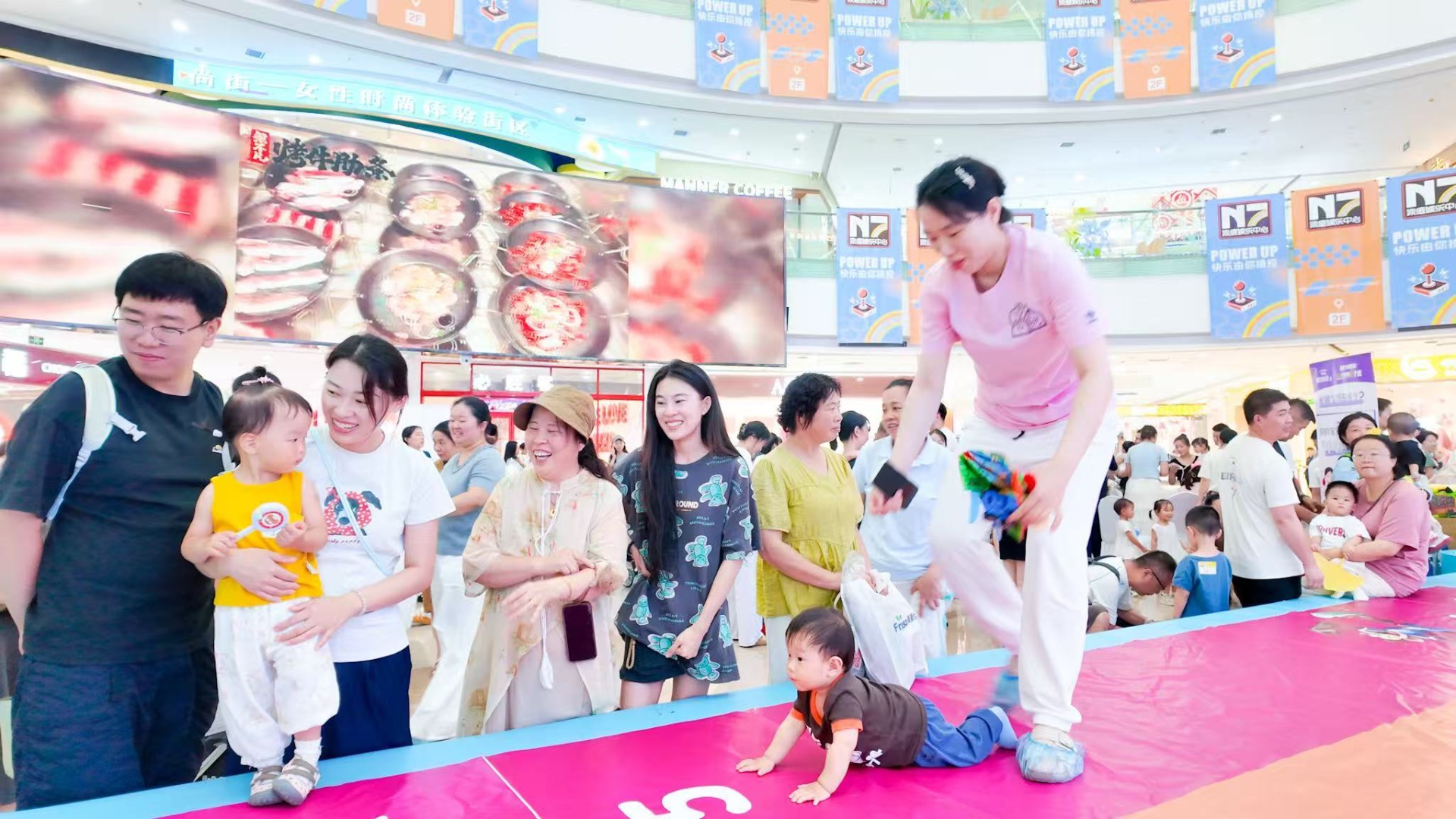 青岛CBD万达广场举办亲子爬走赛
