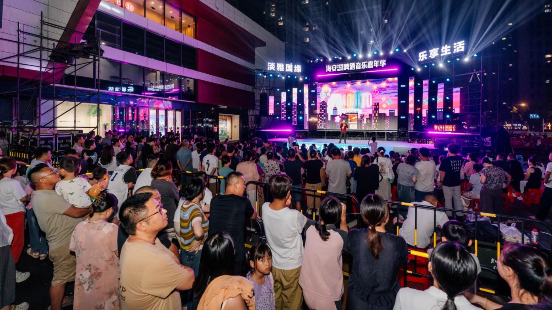 南通通州万达广场举办城市文艺晚会