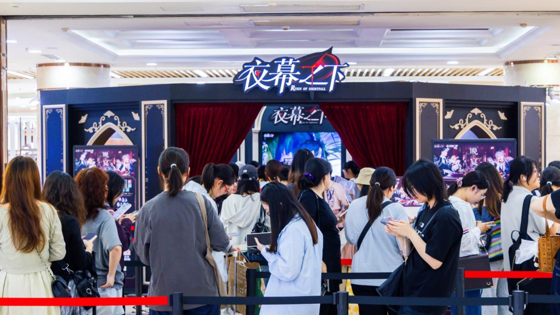 万达广场携人气IP《夜幕之下》推出主题快闪