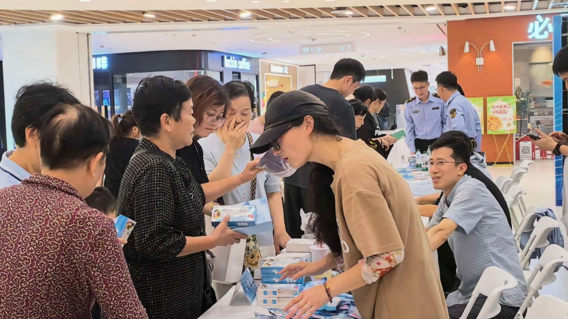 宁波姜山万达广场开展医保宣传月活动