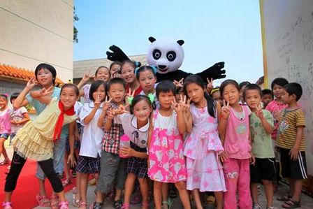 南宁万达广场义工站与希望小学心连心
