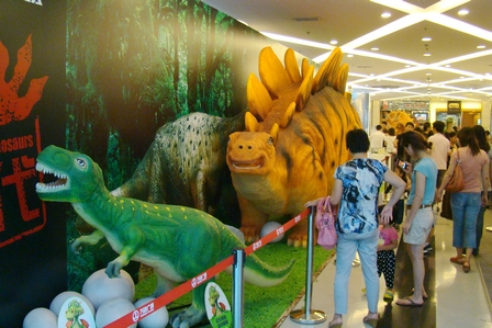上海五角场万达广场举行巨型恐龙展