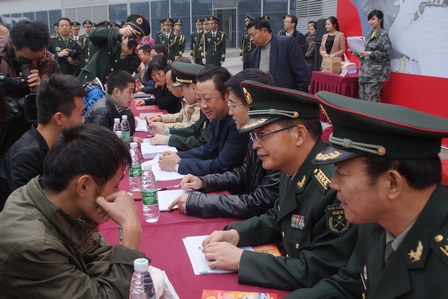成都锦华万达广场举行冬季征兵启动仪式