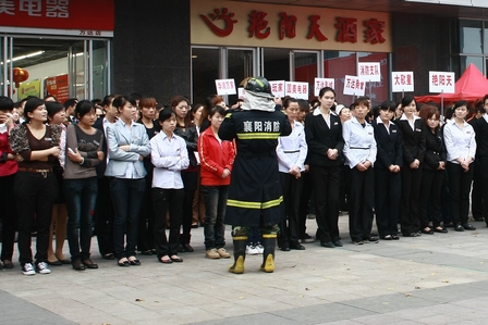 襄阳万达广场举行联合消防演习