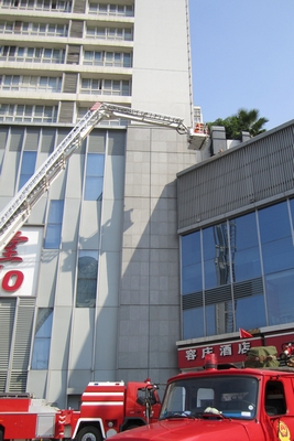 成都锦华路万达广场举行消防疏散演练