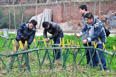 西安民乐园商管公司赴儿童村献爱心