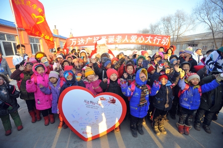 长春红旗街万达广场携芬兰圣诞老人赴贫困小学慰问
