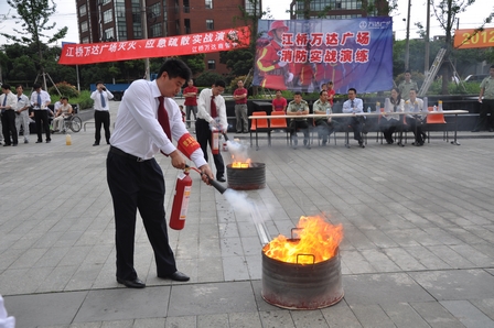 上海江桥万达广场举行消防实战演习