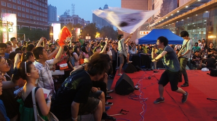 哈尔滨香坊万达广场举办万达之夏“首届音乐摇滚节”