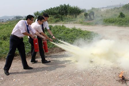 绵阳涪城万达百货组织员工消防演练