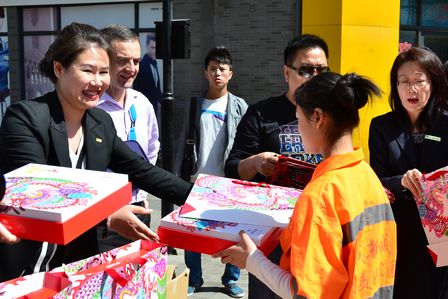 西安万达希尔顿酒店组织中秋献爱心系列社区活动