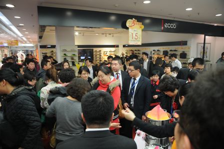 首家万达百货迎五周年店庆 哈尔滨万达百货“中式生日”庆典引关注