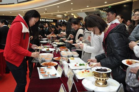石家庄裕华万达广场首届美食节举行