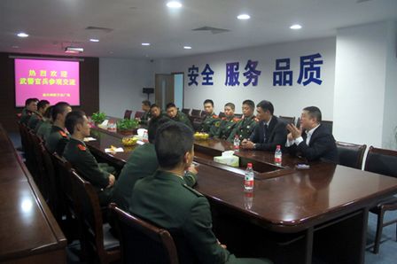 绍兴柯桥万达广场为退伍老兵饯行