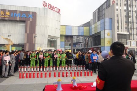 上海江桥万达广场举行“消防安全月”消防演习