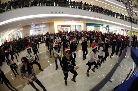 绍兴柯桥万达广场举行江南style“快闪”表演