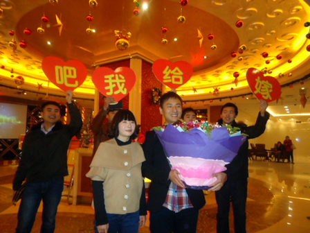 青涩帅哥求婚 大歌星员工见证