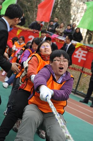 2013年集团总部员工拔河比赛圆满落幕