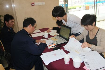 合肥包河万达广场邀请工商所为商户“上门”年检 