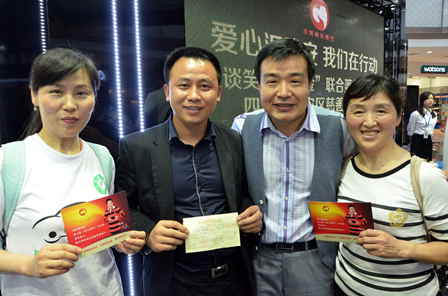 武汉菱角湖万达广场为雅安灾区举办慈善义卖 