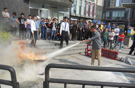 武汉菱角湖万达广场步行街餐饮商户进行消防实操演练 