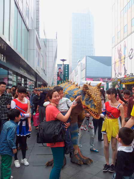 上海万达广场联手常州恐龙园举办“龙来袭”活动 
