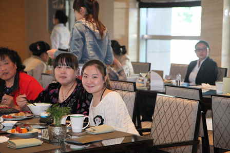 唐山万达洲际酒店邀优秀员工及其母亲共庆母亲节