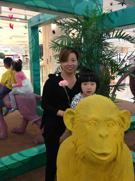 福建宁德万达百货母亲节派发鲜花 