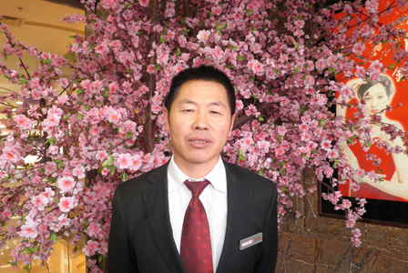 包头万达百货安管员赵荣峰勇截偷包贼 