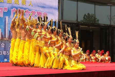 江苏江阴万达广场举办以关爱残疾人为主题的文艺演出