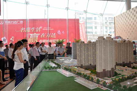 即将开盘 荆州万达广场向当地党政代表团做营销推广 