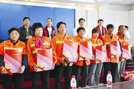 万达呼和浩特项目公司向400名清洁工人捐赠洗化用品 