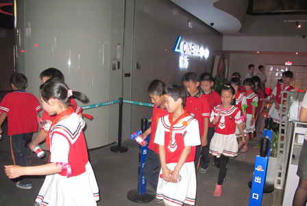 沈阳万达影城铁西店邀请农民工子弟小学学生看动画片