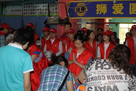 哈尔滨商管公司陪自闭症儿童过六一