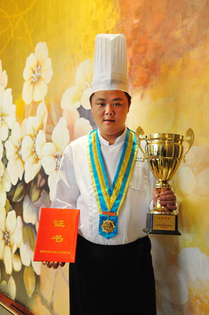 漳州万达嘉华酒店总厨陈越胜获封“中华御厨”