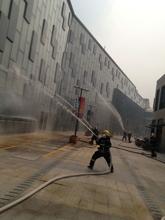 泰州万达广场举办消防救援联合演习