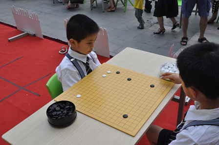 武汉菱角湖万达广场举办围棋欢乐行活动吸引人气 