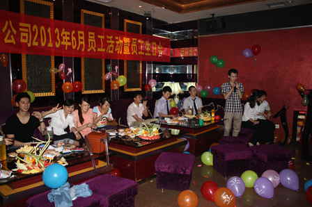重庆南坪万达百货员工集体庆生会唱歌送祝福 