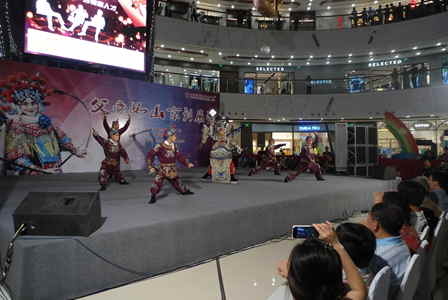 青岛李沧万达广场父亲节举办“父爱如山京剧展演” 