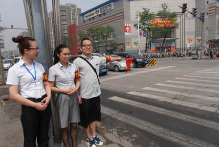 沈阳万达影城开展迎全运义工活动 协助交警指挥交通 