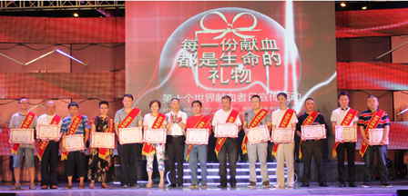 绵阳涪城万达广场举办献血公益演出 节目诠释博爱精神 