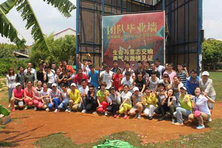 昆明万达高尔夫公司组织员工拓展活动